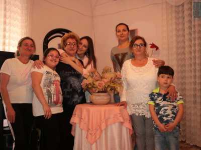 Troviamo �nonna Giuseppina� in compagnia di un�altra figlia, di una nuora, di una nipote e di due pronipoti
